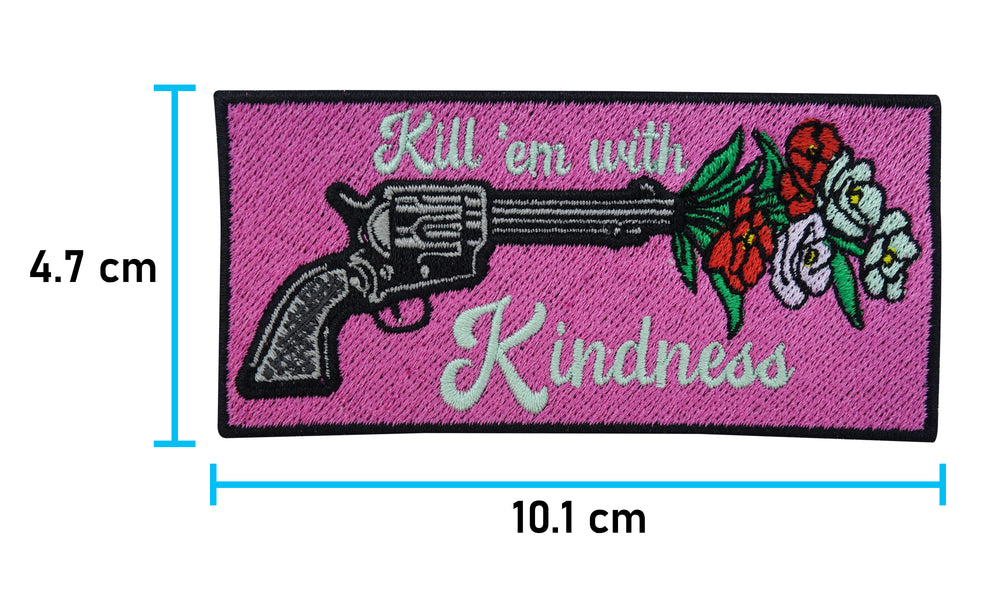 Selena-Gomez-Kindness-Pistole-Revolver-Waffe-mit-Blumen-Flowers-Rosen-Patch-Bügelpatch-Aufbügler-Aufnäher-Bügelbild-Maße-4,7x10,1