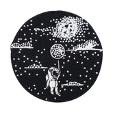 Astronaut-zum-Mond-mit-Ballon-Sterne-Mond-Wolen-schwarz-Weiß-Bügelpatch