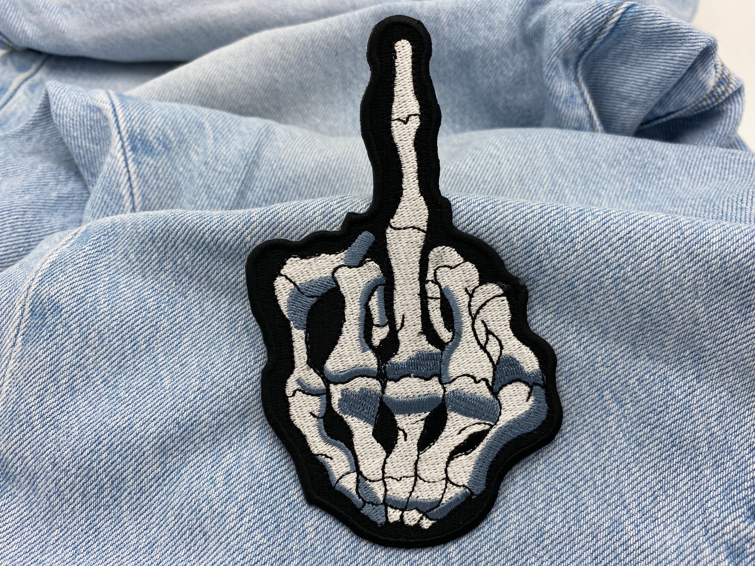 Skelett Hand Mittelfinger Bügelbild Patches zum Aufbügeln | Stinkefinger Patch, Aufbügelmotive Finally Home