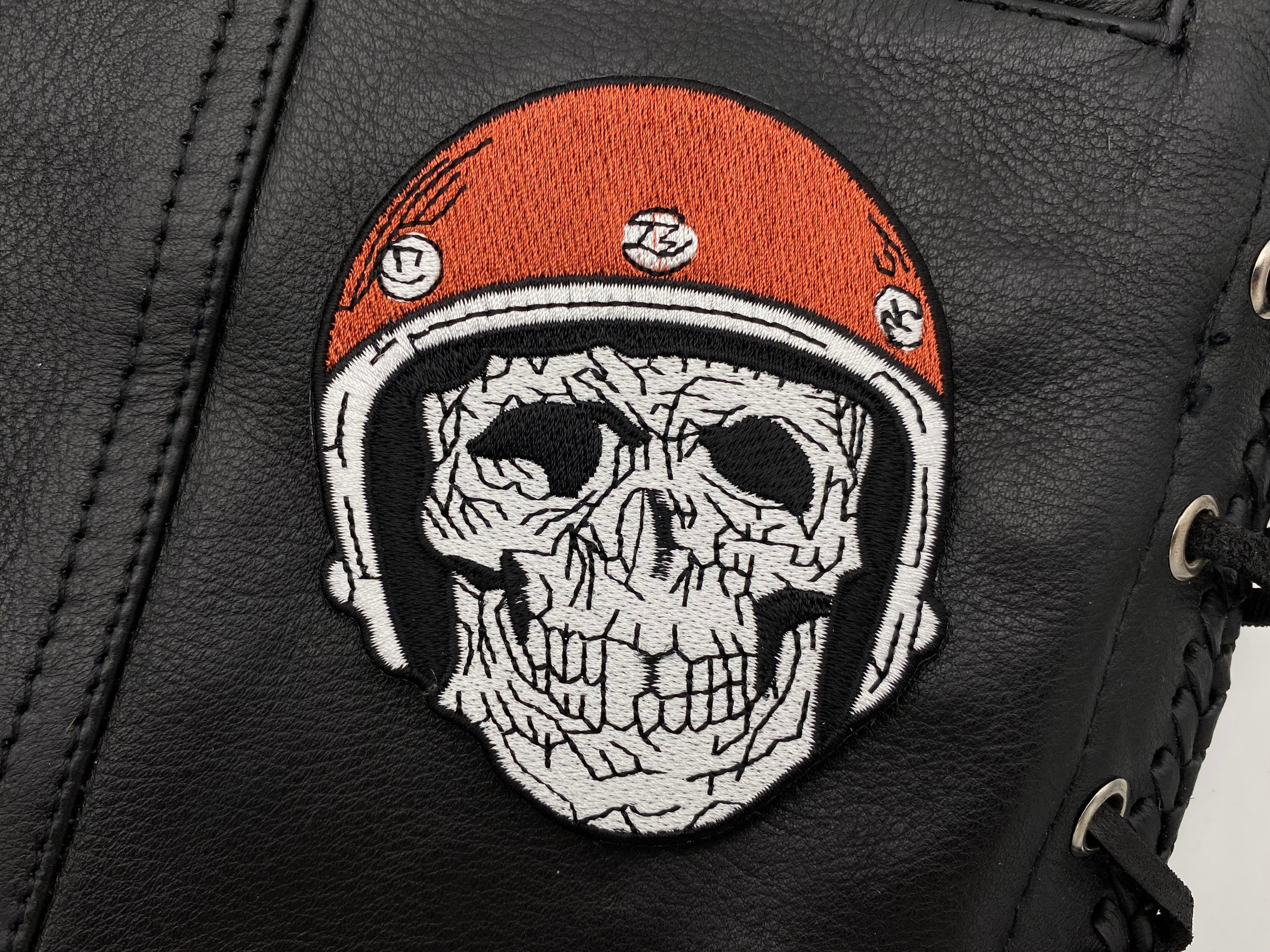 Totenkopf mit Motorrad Helm Bügelbild Patch zum Aufbügeln | Biker Patches für Lederwesten, Aufbügelmotive Finally Home