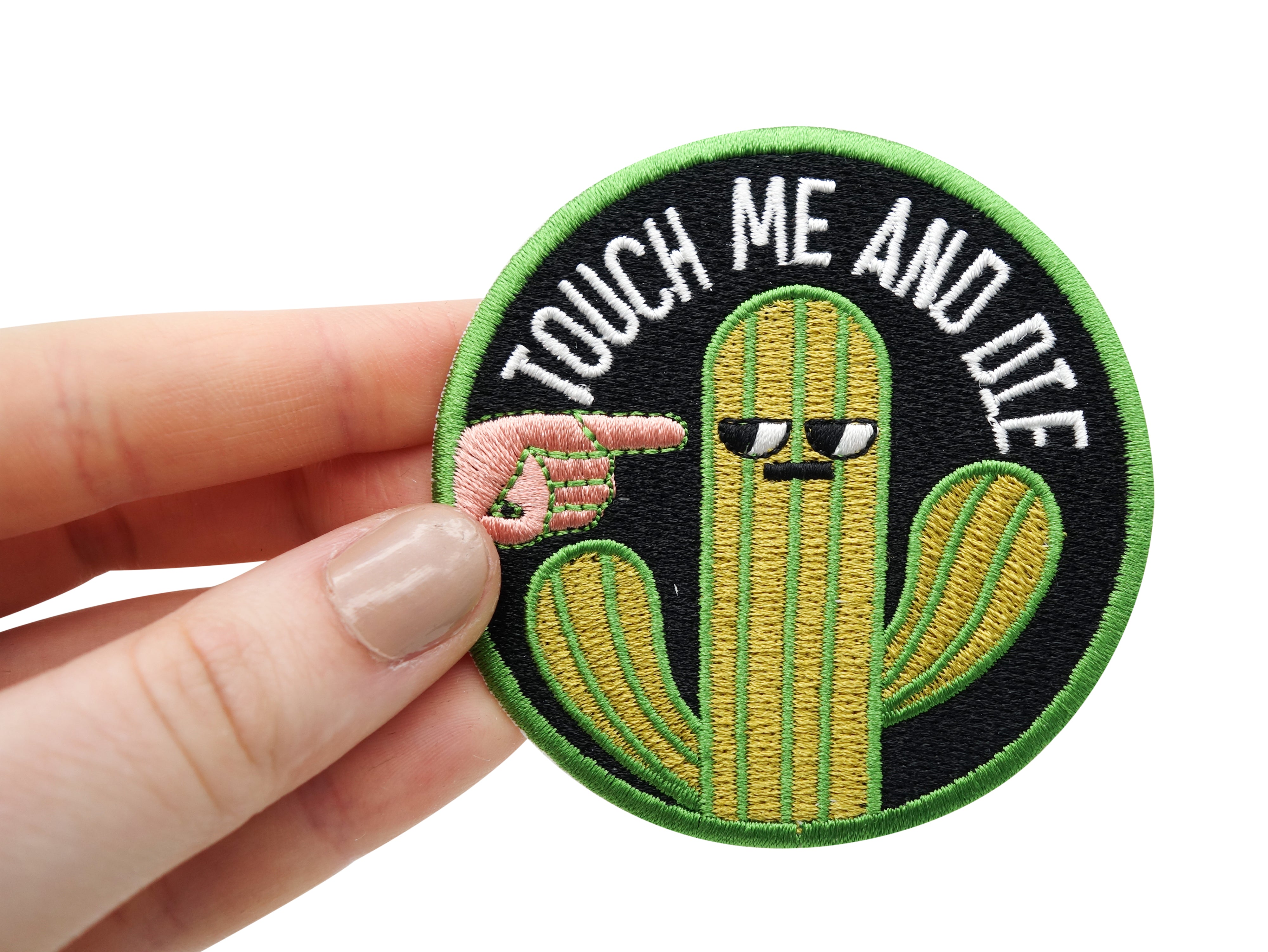 Frauenhand hält den Kaktus Patch