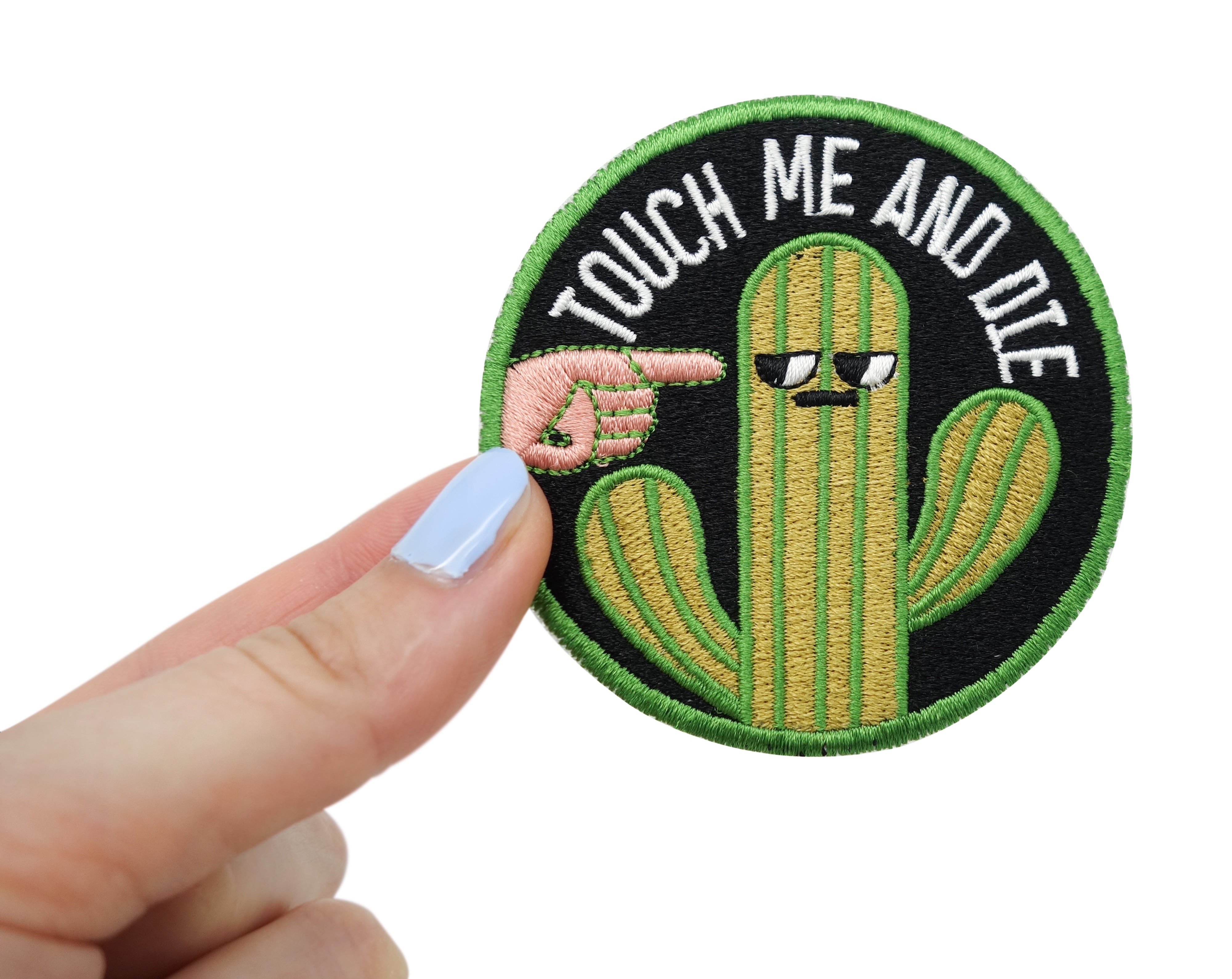 Frauenhand hält den Kaktus Klettpatch