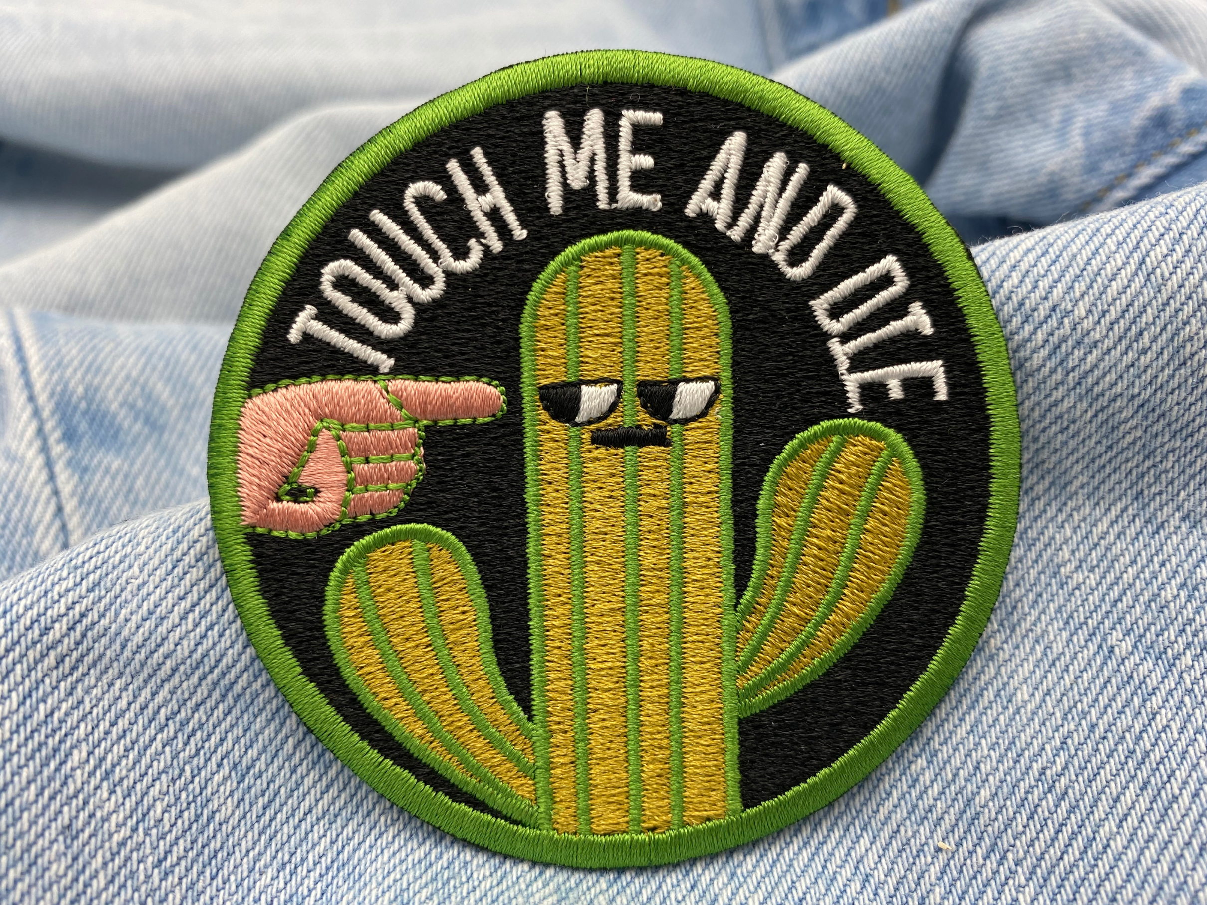 Kaktus Patch auf hellblauer Jeans