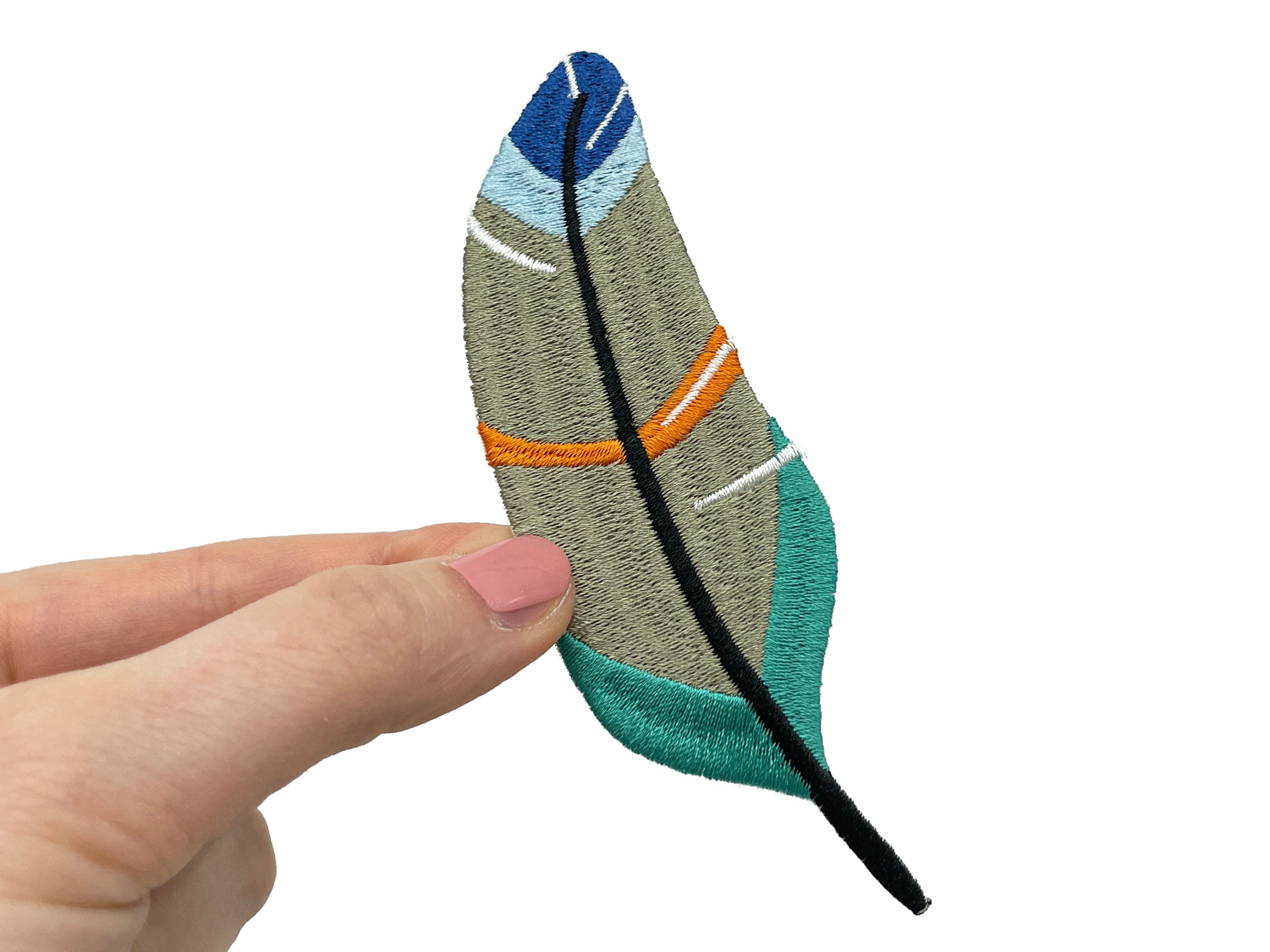 Feder Patch gehalten von einer Frauenhand 