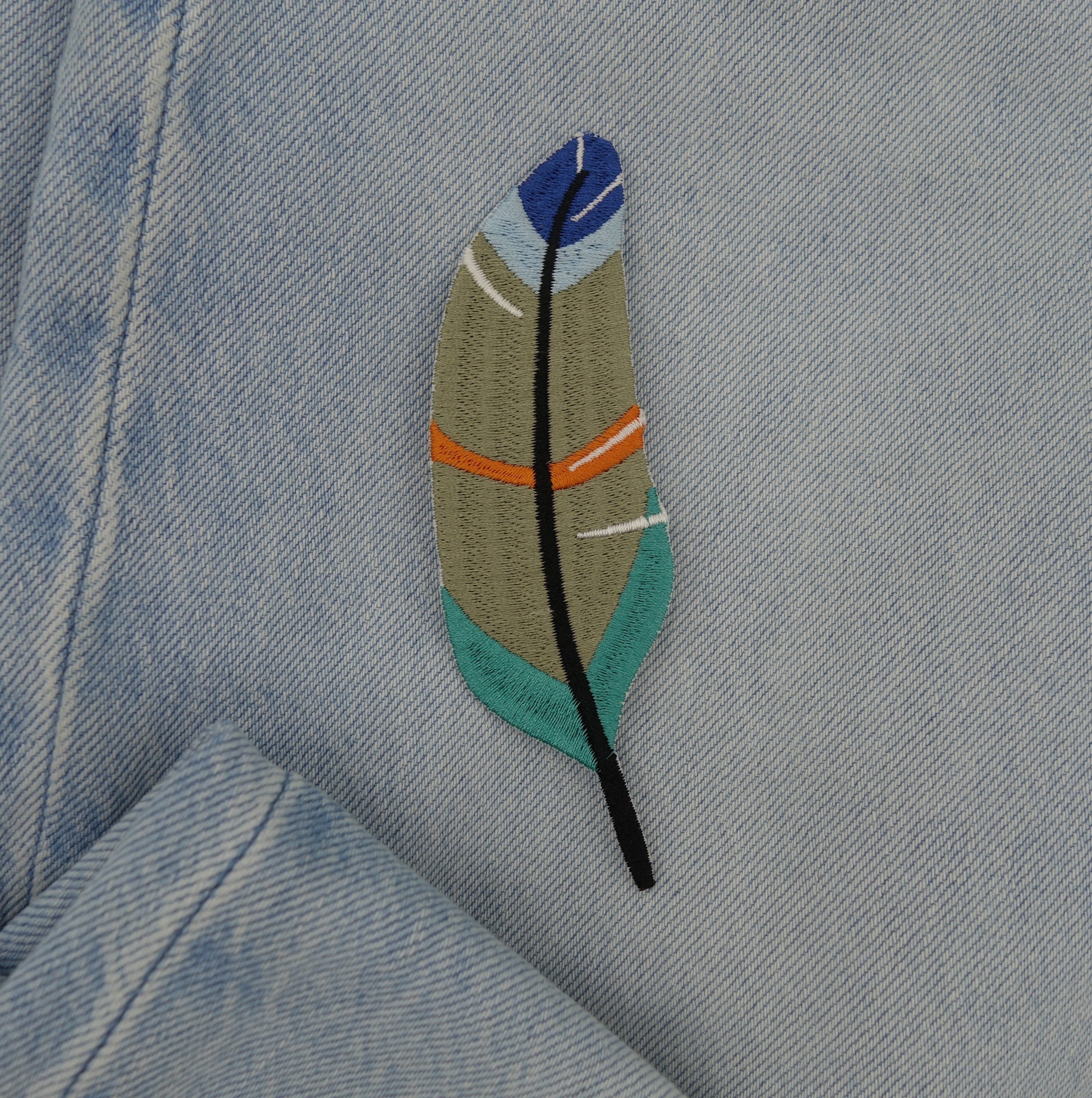 Feder Patch auf hellbaluer Jeans