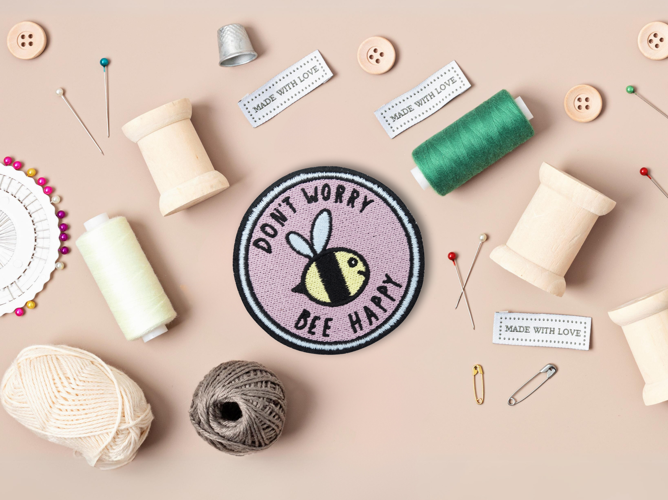 Klett Patch - Dont worry bee Happy | Klett Patches Lustig, Biene Aufnäher, Gym Klettpatches, Rosa Badge, Spruch Klettpatch, Finally Home
