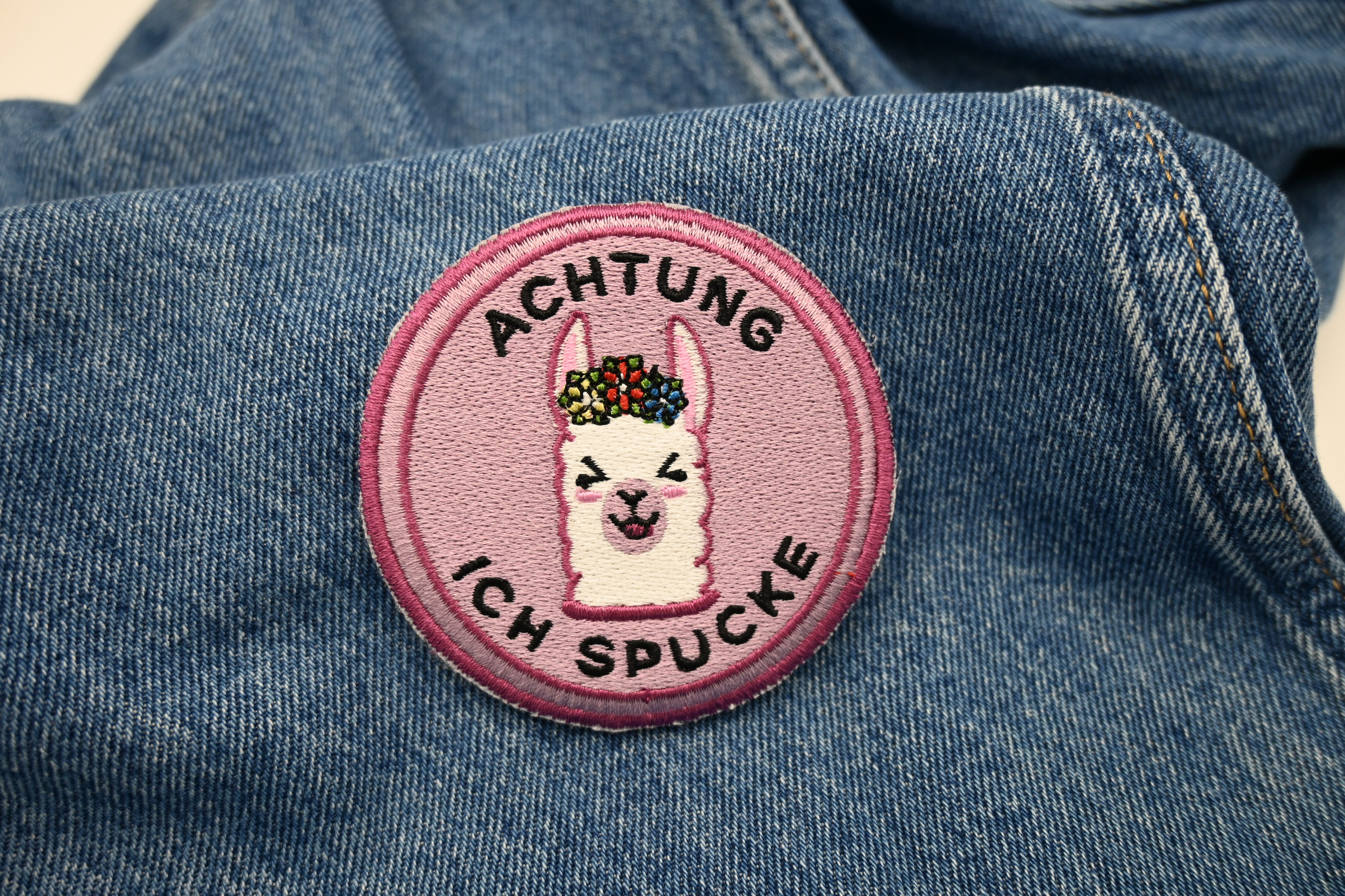Klett Patch - Achtung ich Spucke Lama | Klett Patches Rund, Aufnäher, Lustige Klettpatches, Badge, Rosa Klettpatch, Finally Home