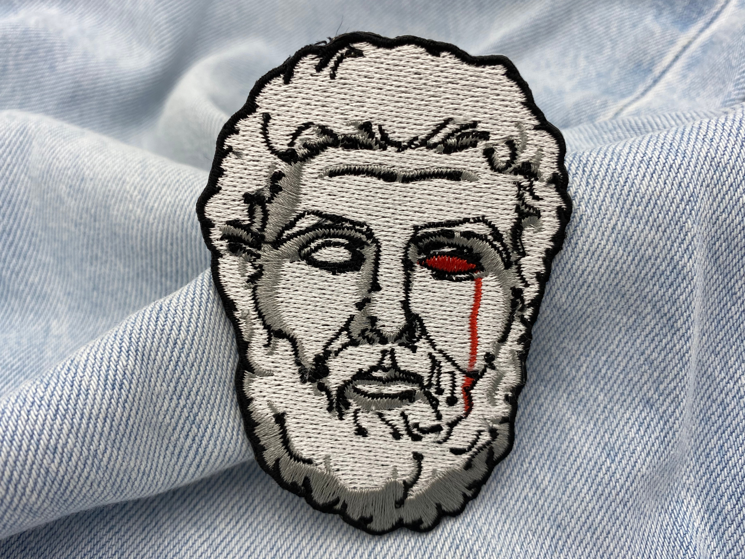 Mythos Collection: Weinende Statur mit Bart Patch zum Aufbügeln | Mythologie Patches, Blut Bügelflicken, rot weiß Flicken, Kunst Aufnäher für Erwachsene Männer und Frauen Finally Home