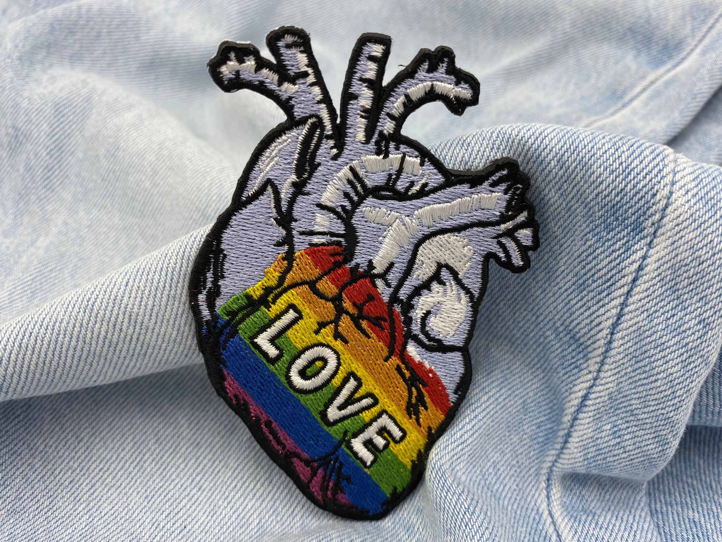 Herz Patch auf hellblauer Jeans