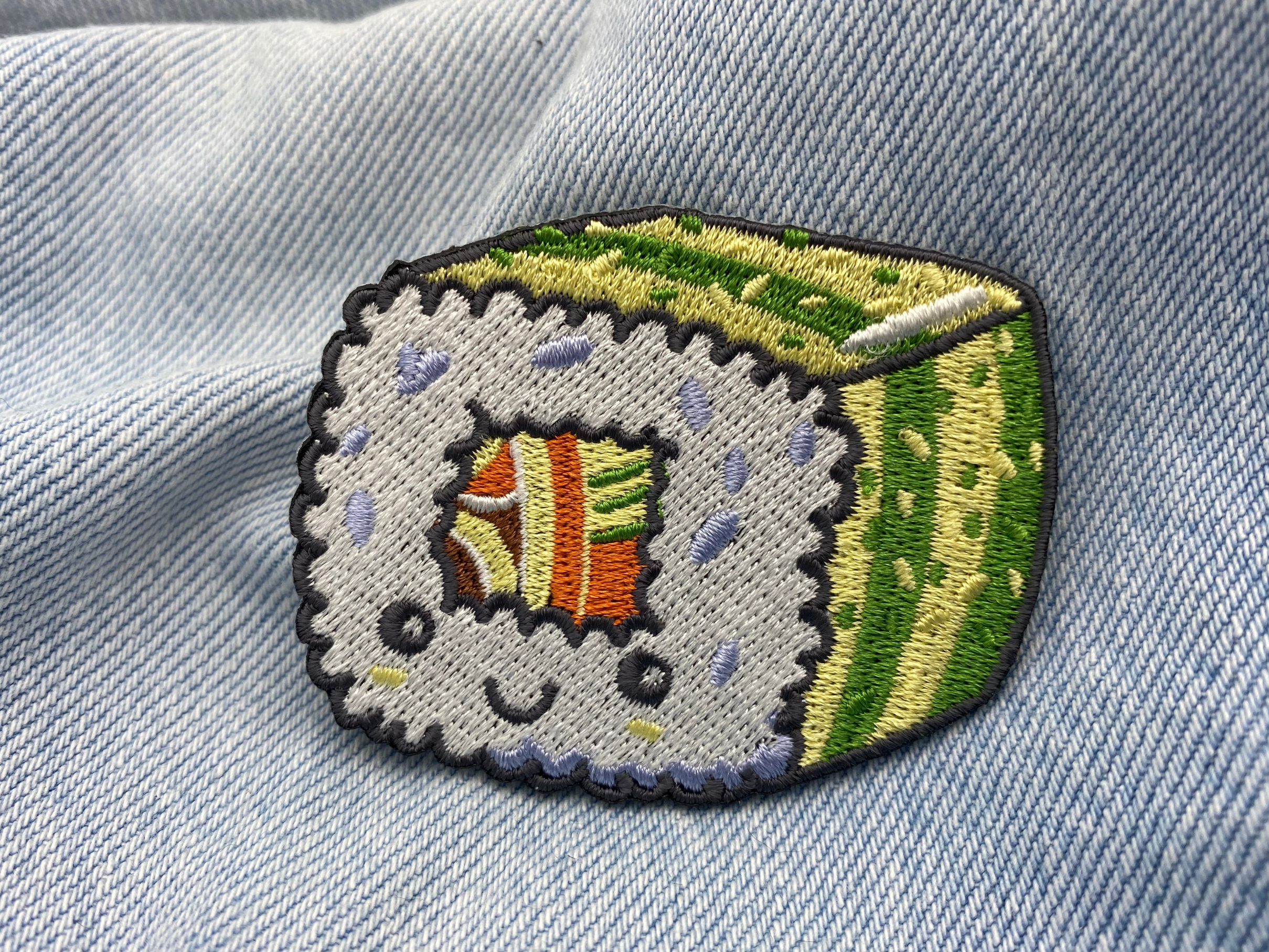 Grün-weißer Kawaii Sushi Patch auf blauer Jeans