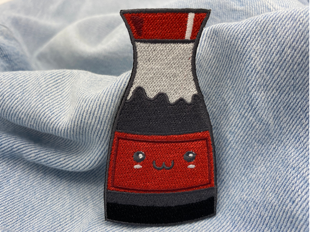 Kawaii Soja Soße Patch auf blauer Jeans