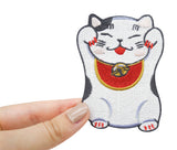 Hand hält Schwarzen Chinesische Glückskatze Patch