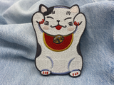 Schwarz weißer Chinesische Glückskatze Patch auf blauer Jeans