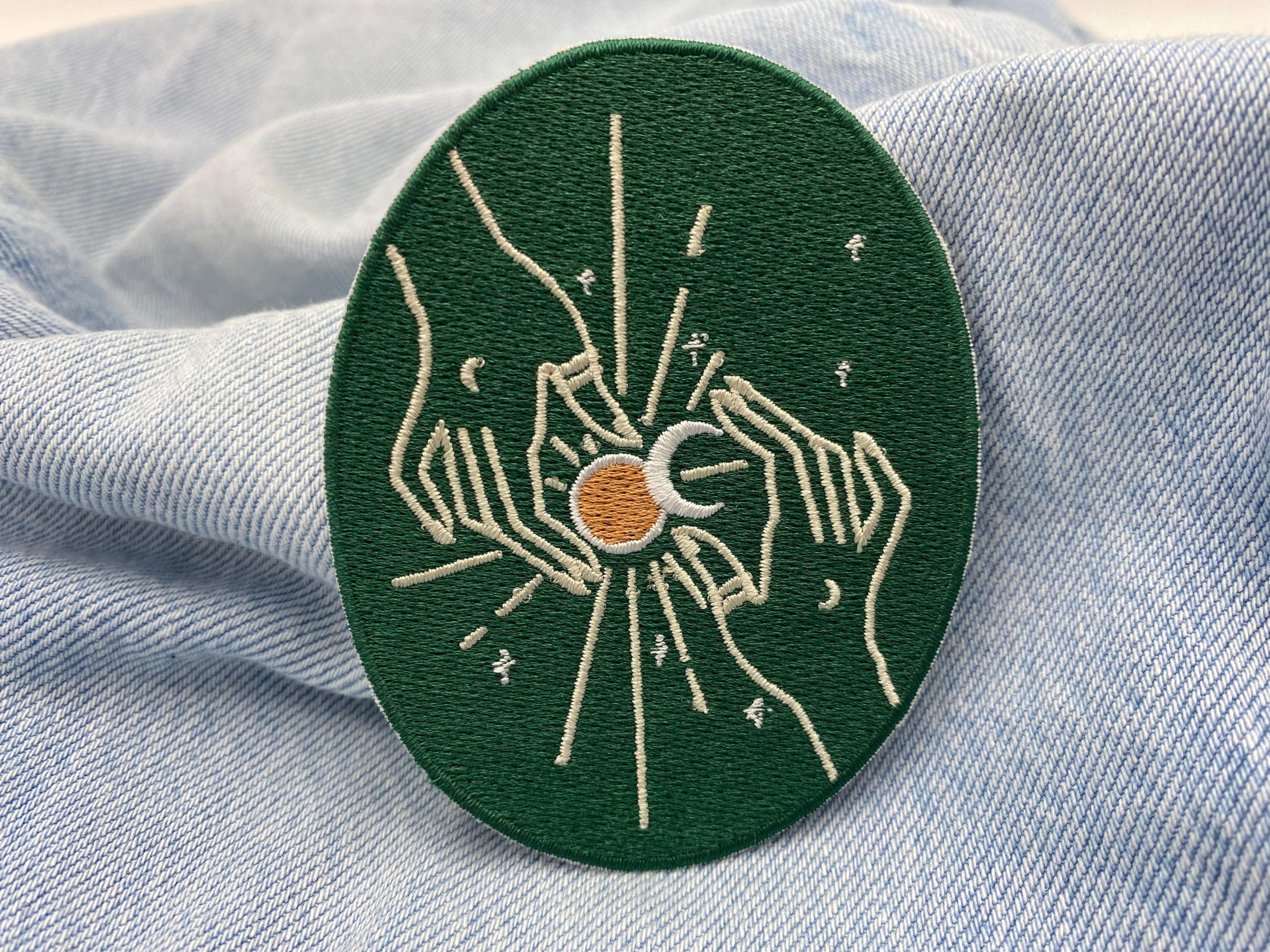 Mondfinsternis Patch auf blauer Jeans