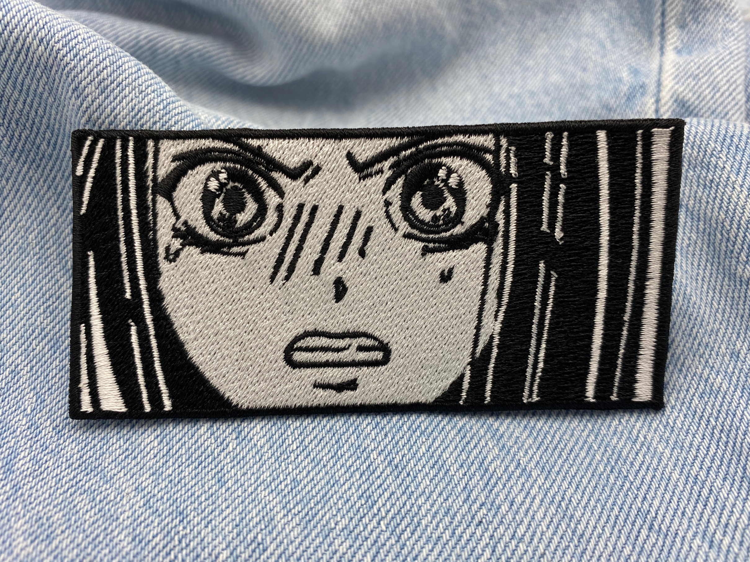 Wütendes Anime Mädchen Patch auf blauer Jeans
