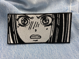 Wütendes Anime Mädchen Patch auf blauer Jeans