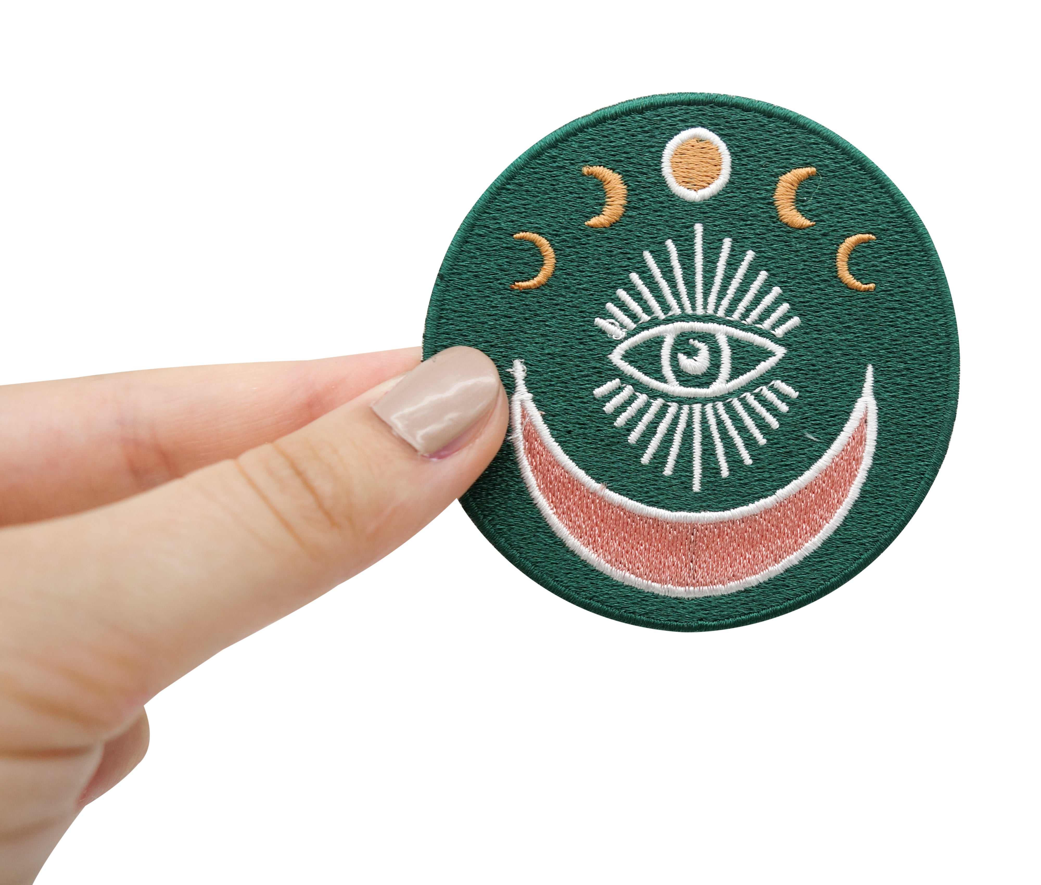 Hand hält grünen Mondphasen Patch 