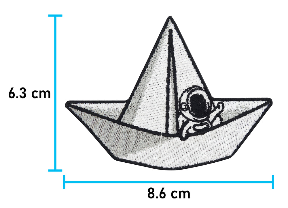 Maße: 6,3 x 8,6 cm. Weiße Astronauten-Patch mit Papierboot-Detail für DIY-Style.