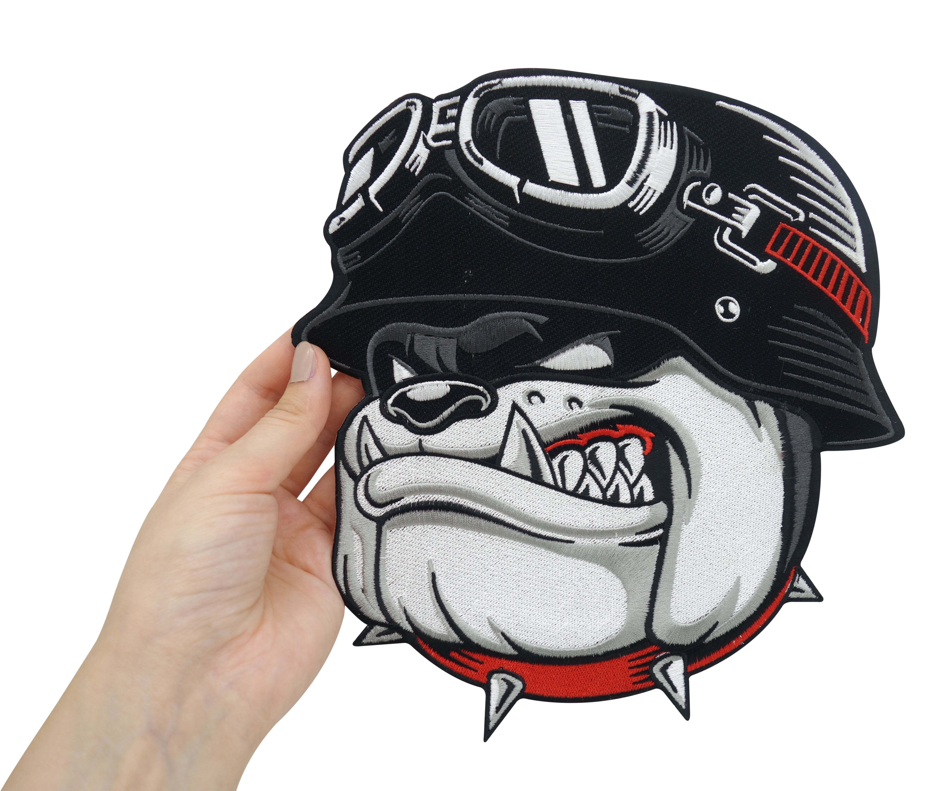 Hand hält den Bulldogge Bügelpatch