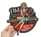 Hand einer Frau hält den roten Old School Biker Rückenpatch