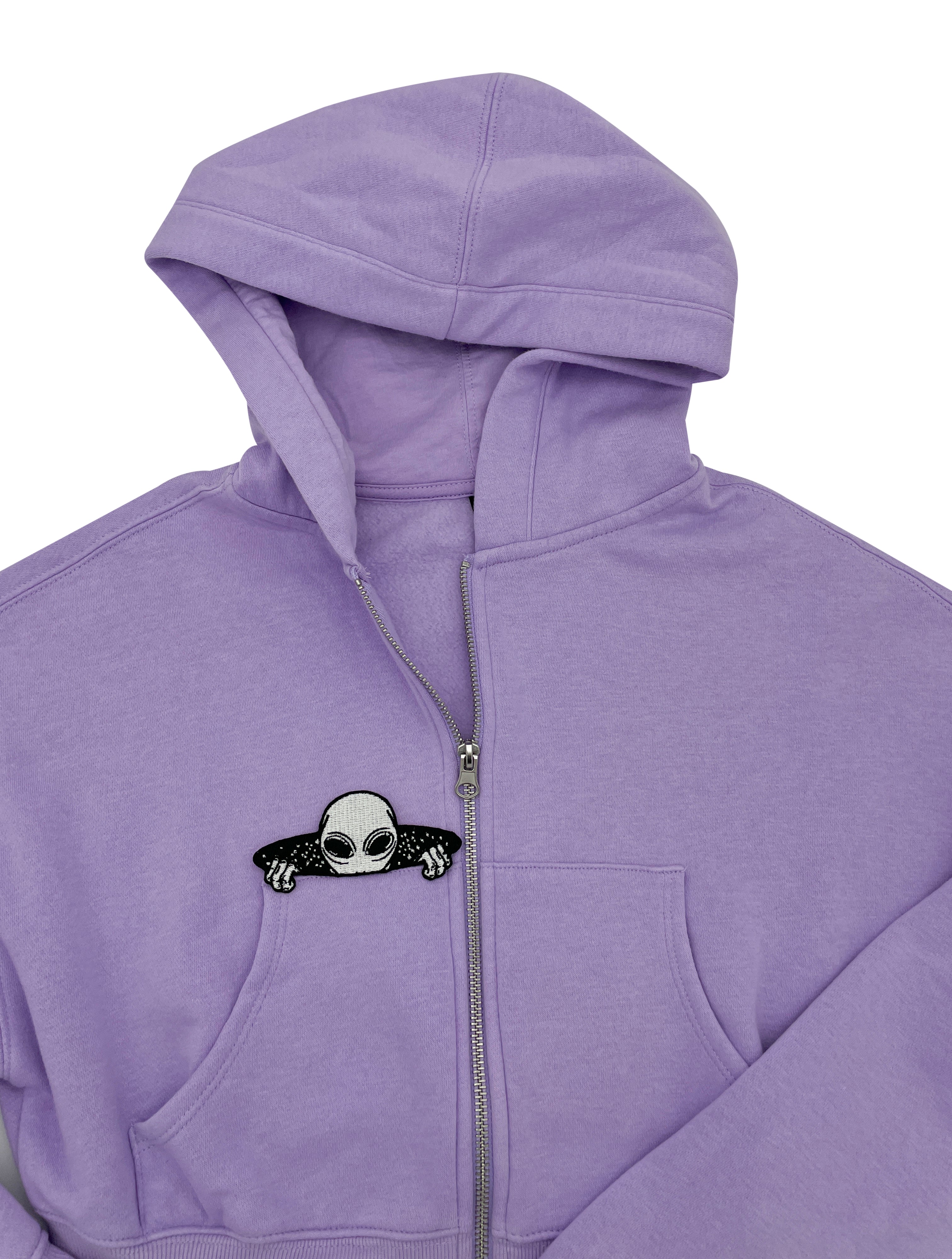 Alien Patch auf einer lilanen Stoffjacke