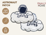 Vorne und hinten Ansicht des Patches mit Bügelfolie. Logo "Finally Home". Icons zeigen Anwendungen: Bügeln, Nähen, Kleben.