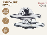 Vorder- und Rückansicht des Patches mit Bügelfolie und Firmenlogo "Finally Home". Icons zeigen Bügeln, Nähen und Kleben.