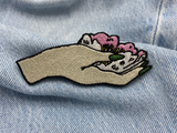 Blauer Jeansstoff mit Blumenpatch