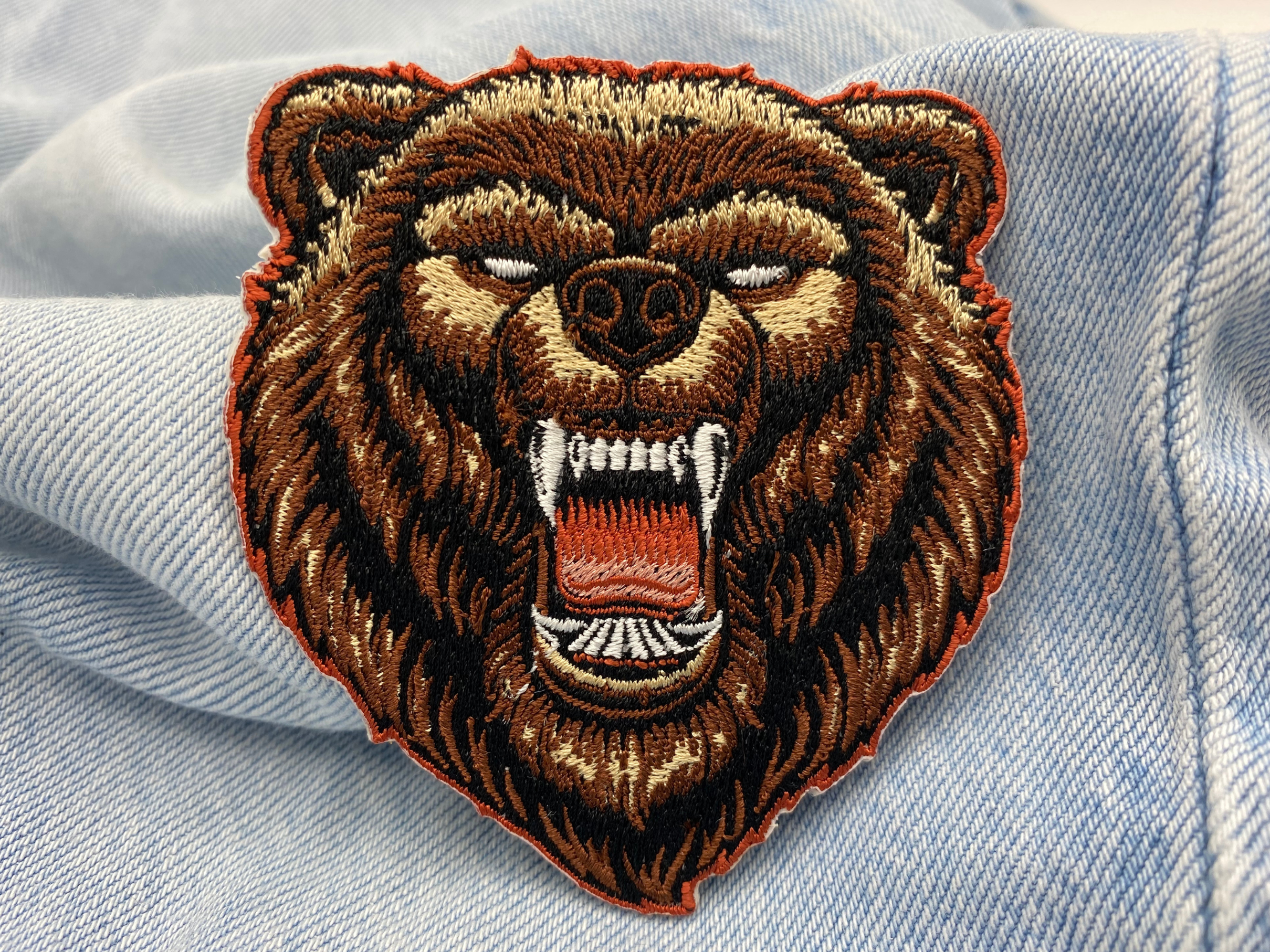 Bär Patch auf blauer Jeans