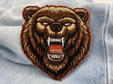 Bär Patch auf blauer Jeans