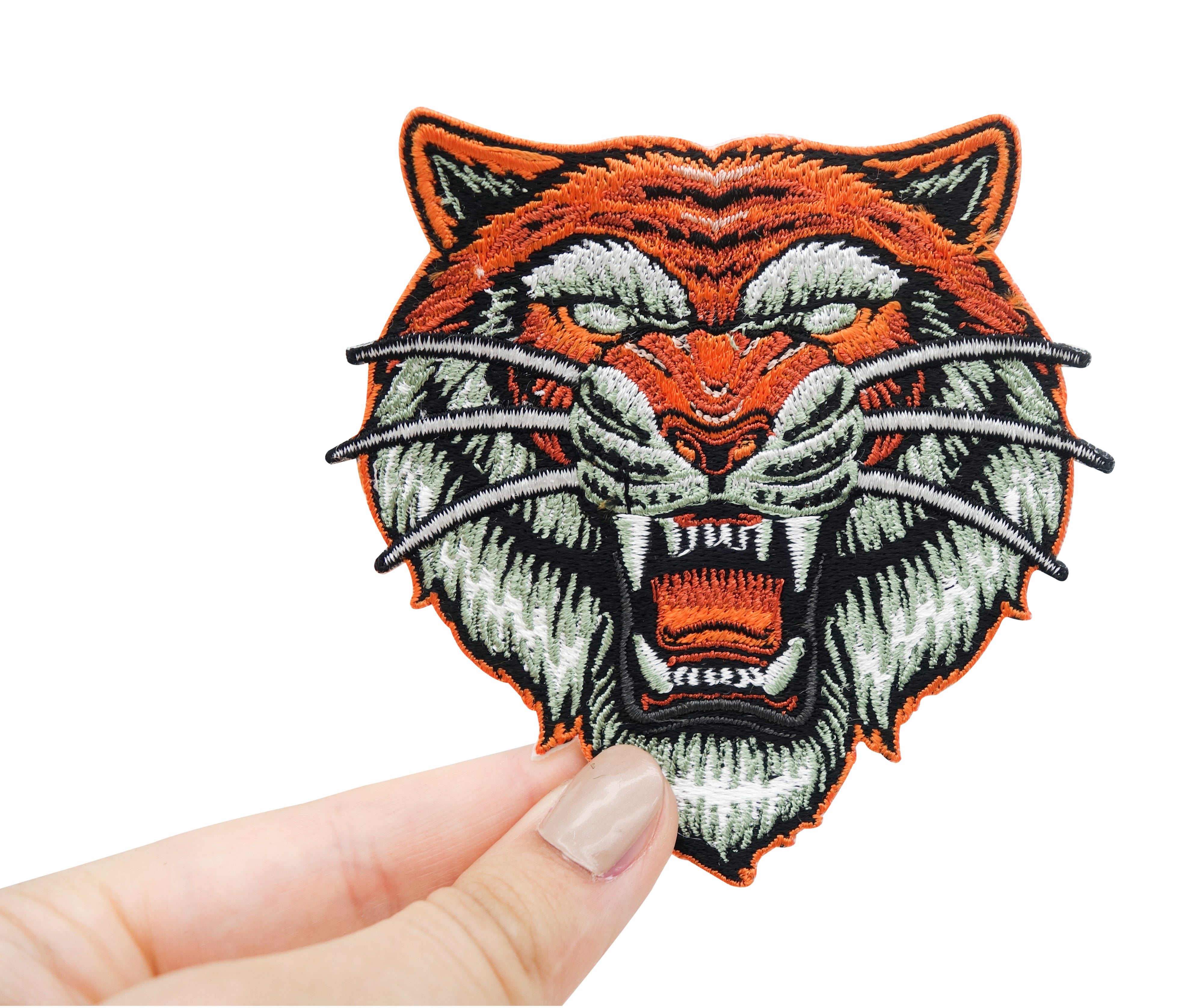 Tigerkopf Biker Patch in Frauenhand