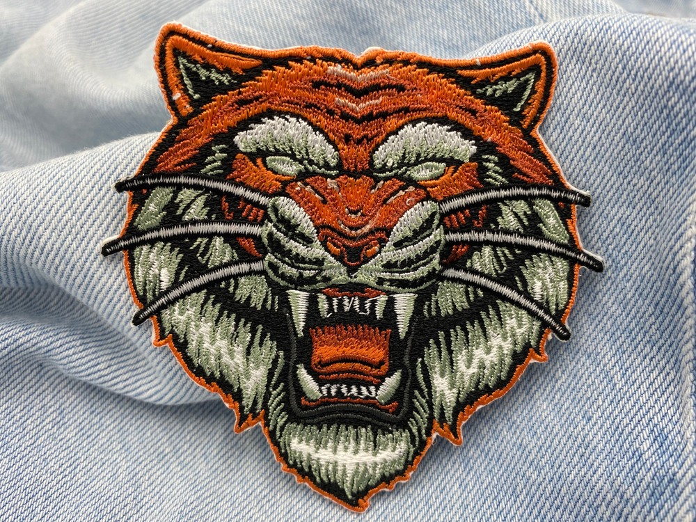 Tigerkopf Biker Patch auf blauer Jeans