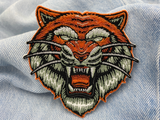 Tigerkopf Biker Patch auf blauer Jeans