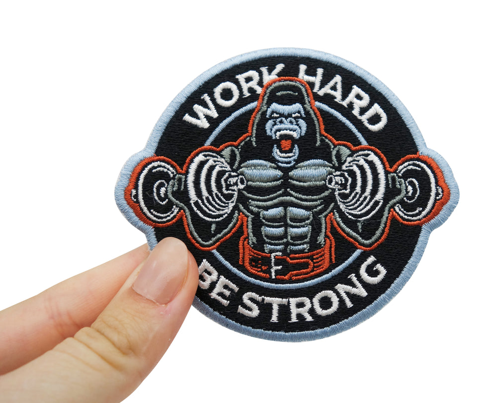 Gorilla Klettpatch gehalten von einer Frauenhand