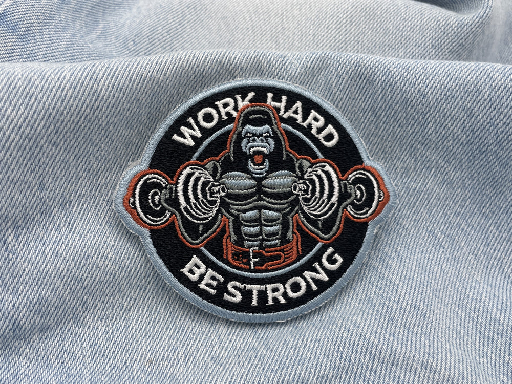 Gorilla Klettpatch auf hellblauer Jeans
