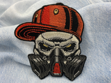 Totenkopf Bügelpatch auf blauer Jeans