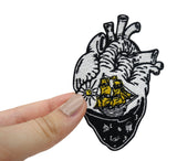 Patch in einer Frauenhand
