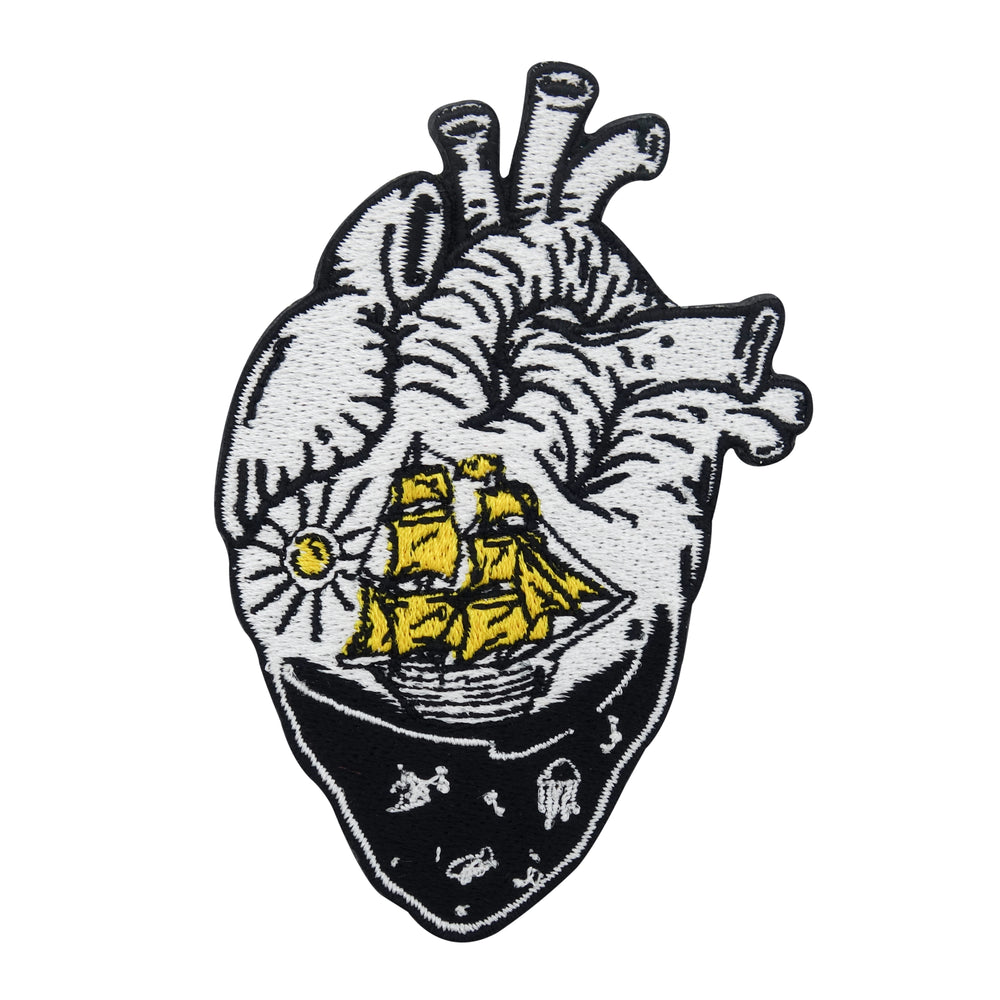 Schiff inmitten eines Herzens Patch