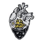 Schiff inmitten eines Herzens Patch