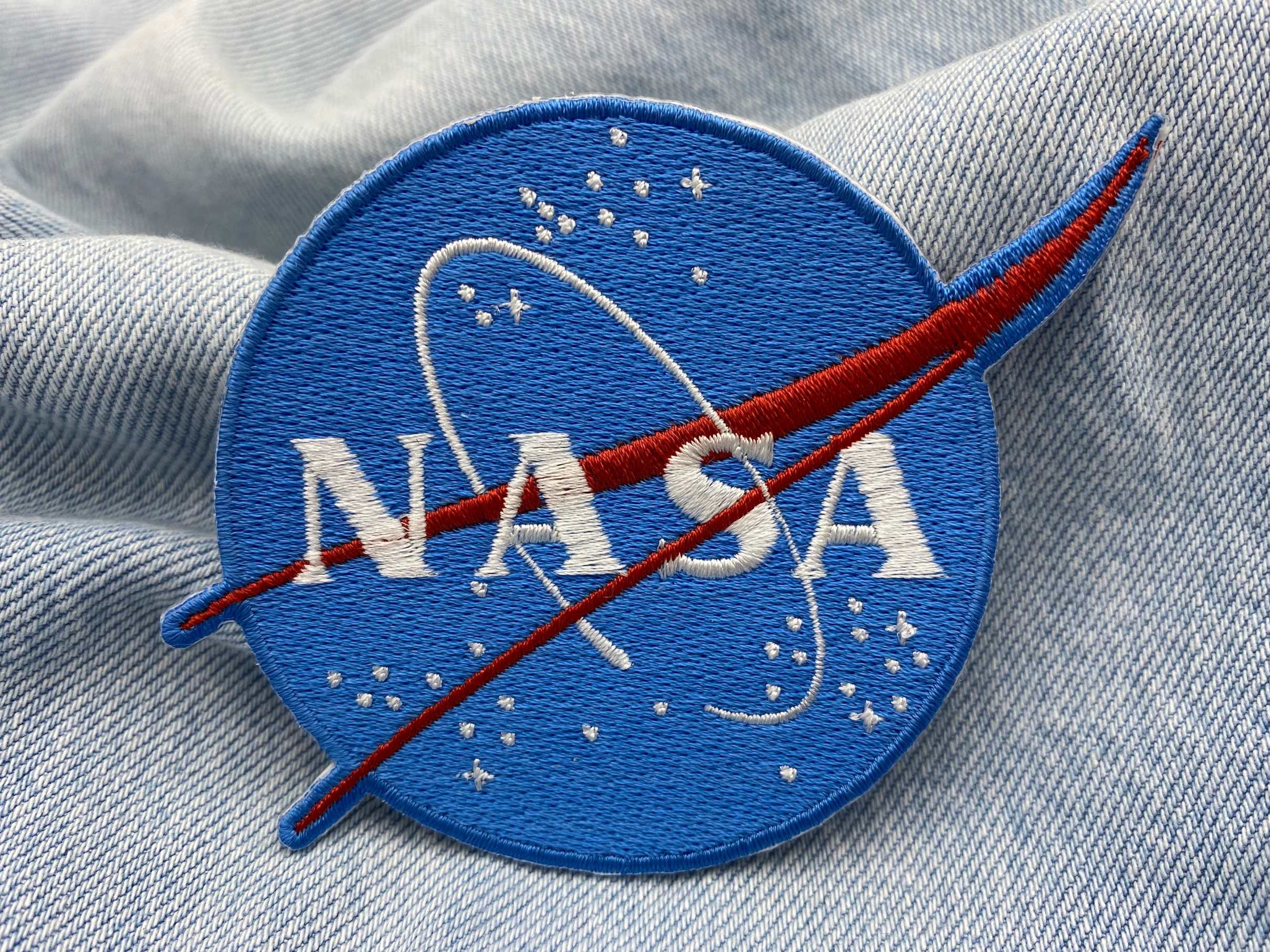 NASA Logo Patch auf blauer Jeans