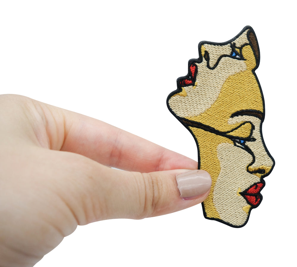  Frauenhand hält beigen Line Art Bügelpatch