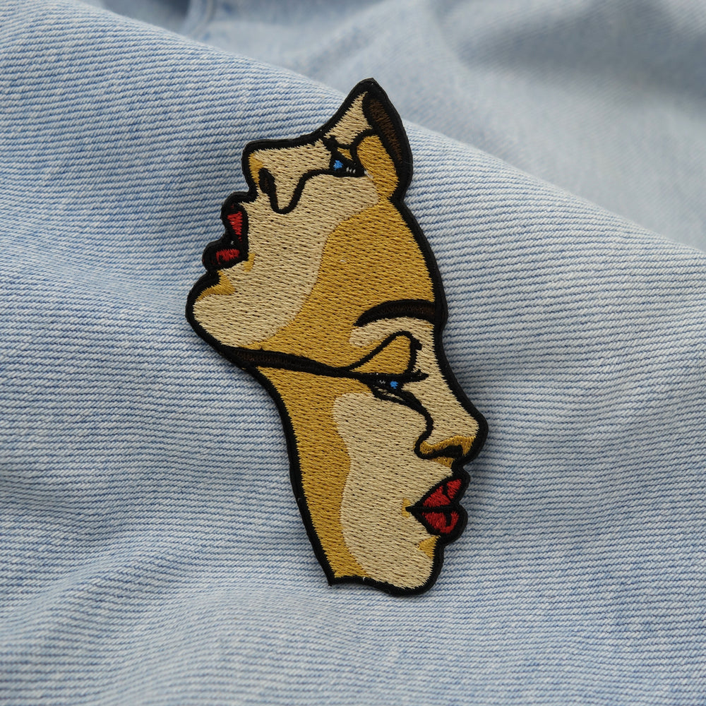 Beiger Line Art Bügelpatch auf heller blauer Jeans