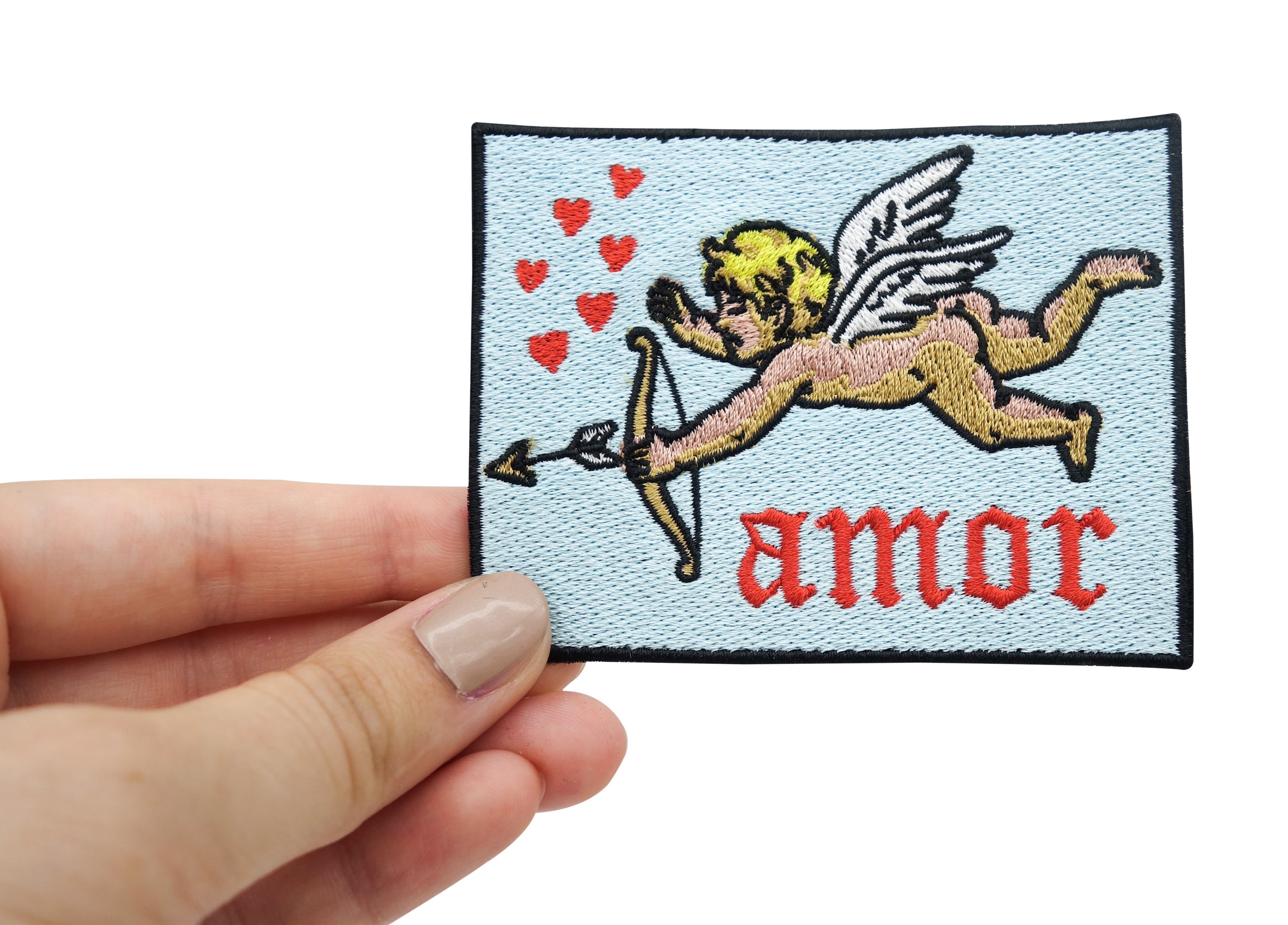 Frauenhand hält den Amor Patch