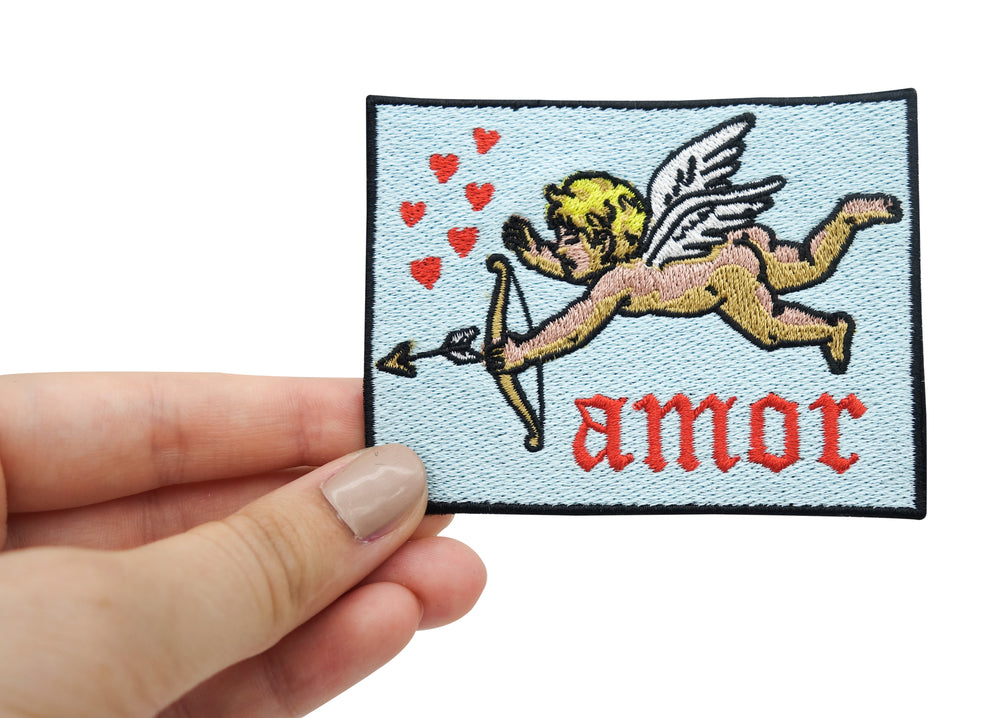 Frauenhand hält den Amor Patch