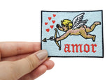 Frauenhand hält den Amor Patch