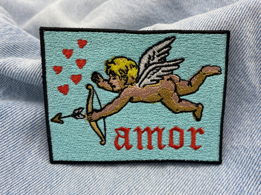 Amor Patch auf blauer Jeans