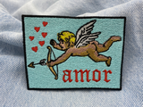 Amor Patch auf blauer Jeans