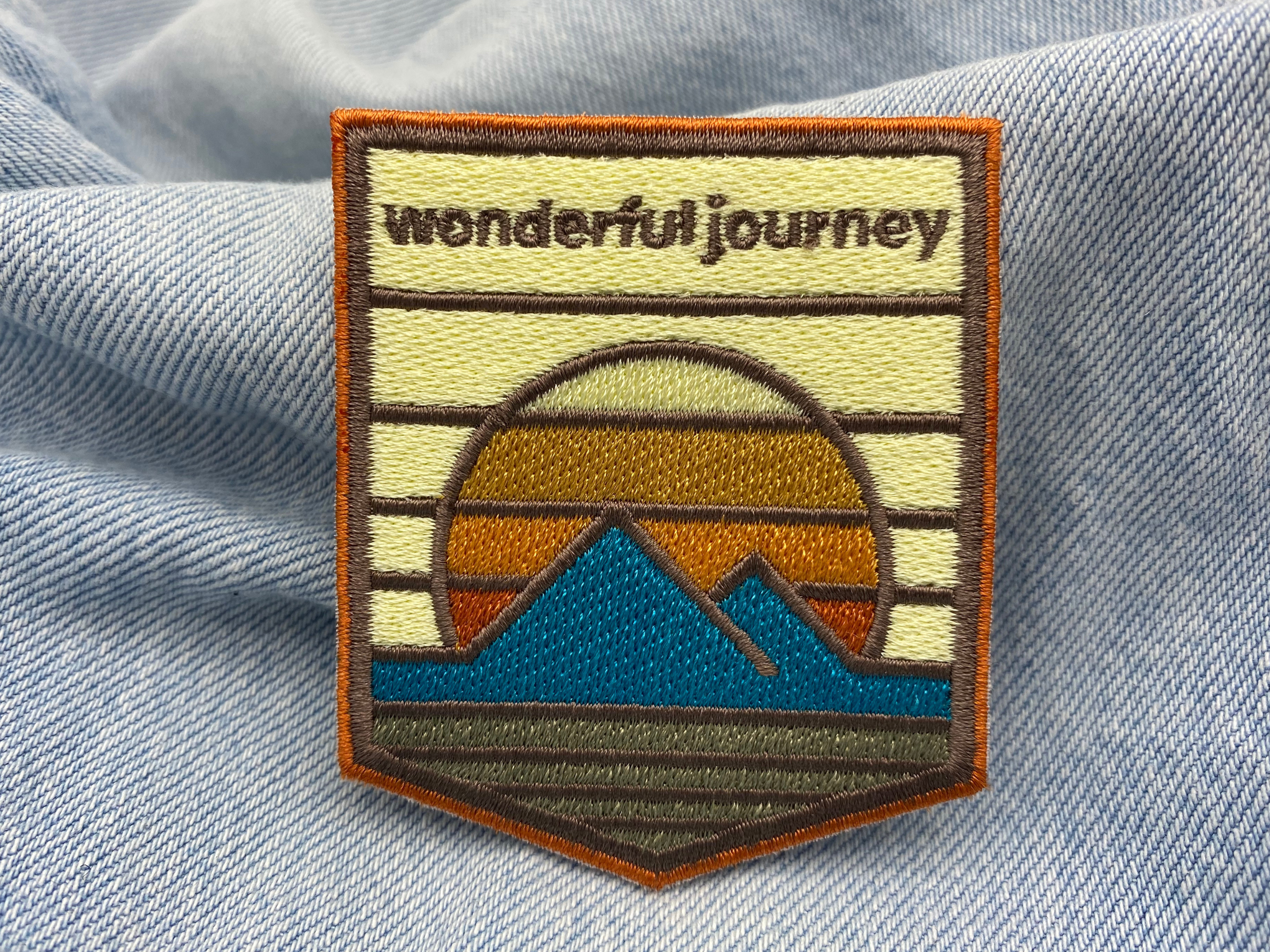 Adventure Collection: Wonderful Journey Patch zum Aufbügeln | Wandern Outdoor Patches, Sonne & Berge Bügelflicken, Flicken, Aufnäher Wanderer Rucksäcke, Finally Home