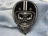 Biker Patch auf hellblauer Jeans