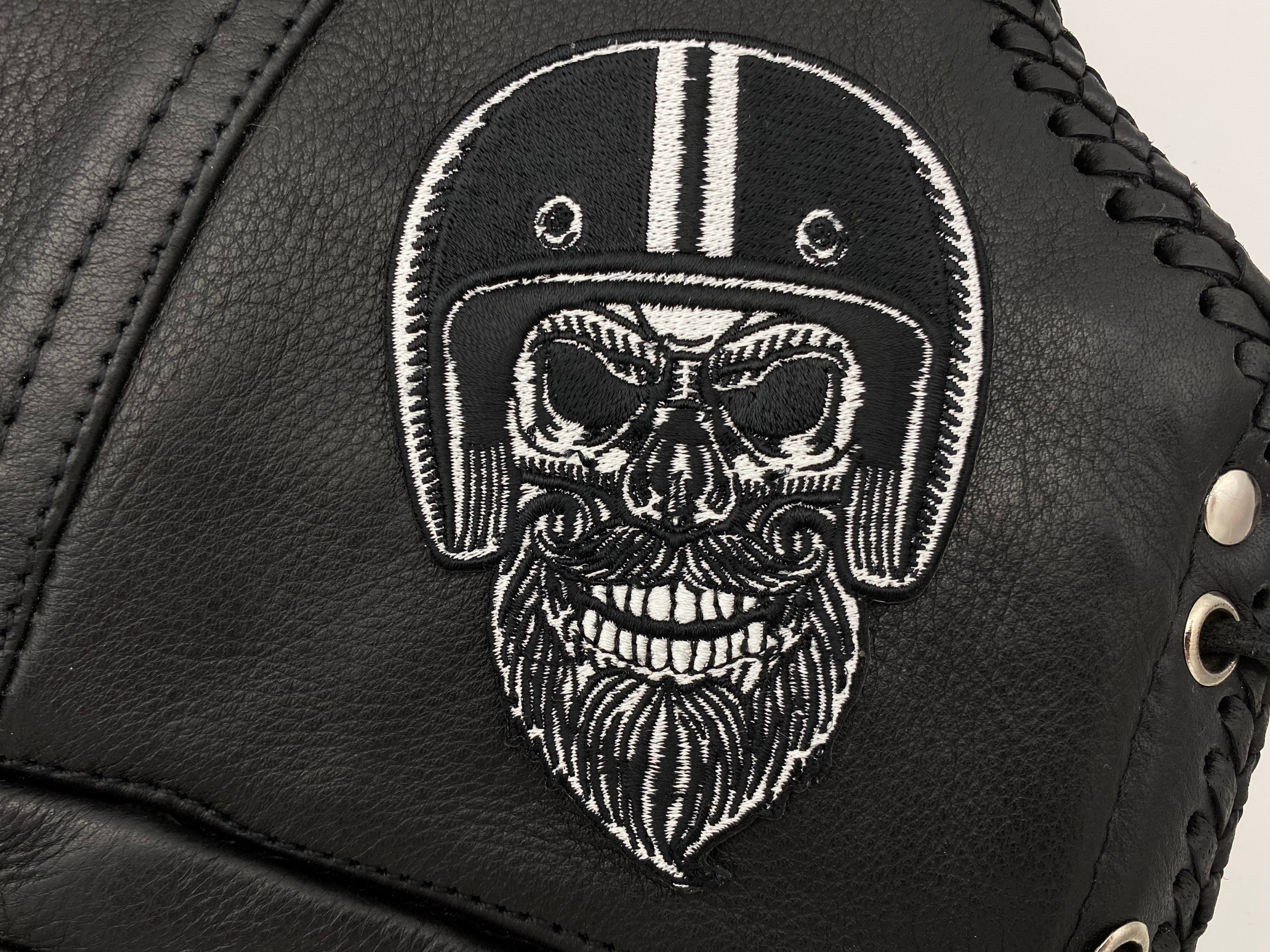 Totenkopf Biker Patch auf einer Lederweste